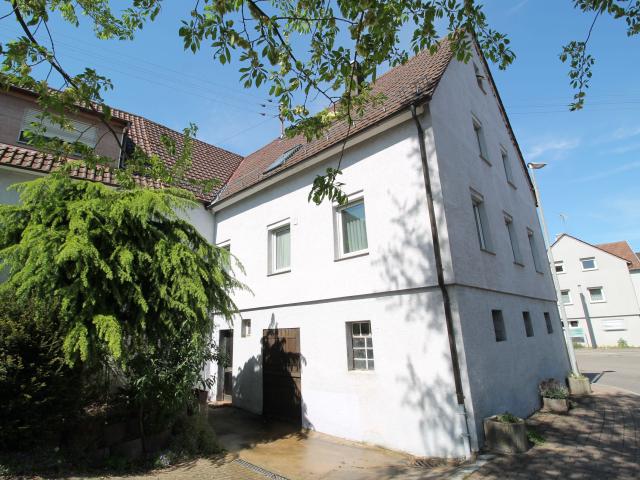 Geräumiges Wohnhaus mit großer Terrasse, Scheune & Garage