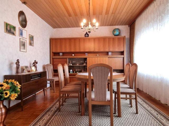 AUSSERGEWÖHNLICH CHARMANT! SCHICKE 4 ZIMMER MAISONETTE mit EINBAUKÜCHE, BALKON, PKW STELLPLATZ