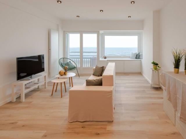 Gerenoveerd 2 slaapkamer appartement met frontaal zeezicht