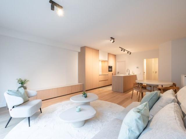 Gerenoveerd 2 slaapkamer appartement met terras op de Leopo