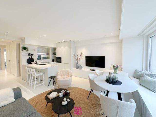 Gerenoveerd 3 slaapkamer appartement met zijdelings zeezi.