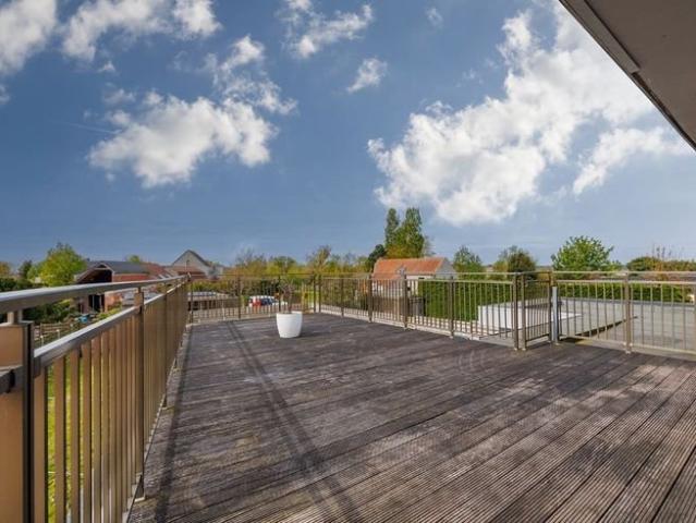 Gerenoveerd 3 slpk appartement met prachtig groot zonnete.