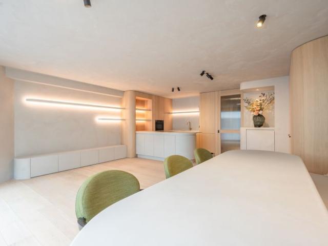 Gerenoveerd appartement met 3 slaapkamers, gelegen nabij.