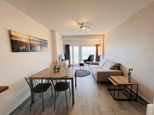 Gerenoveerd appartement met 2 slaapkamers en frontaal zee.