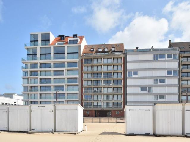 Gerenoveerd appartement met frontaal zeezicht