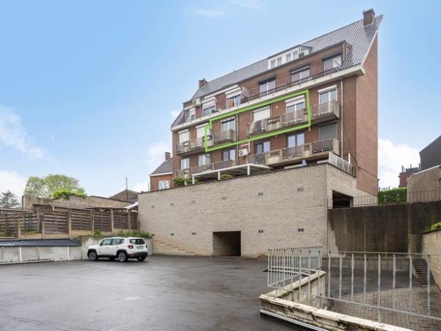 Gerenoveerd appartement met terras nabij centrum