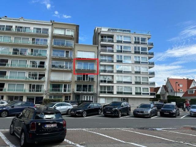 Gerenoveerd appartement met zijdelings zeezicht aan het A.
