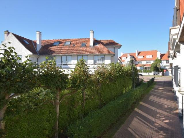 Gerenoveerd dakappartement met ruim terras gelegen in het h