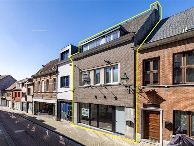 Gerenoveerd duplex appartement met handelspand op topligging