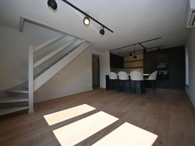 Gerenoveerd duplex appartement met 3 slaapkamers