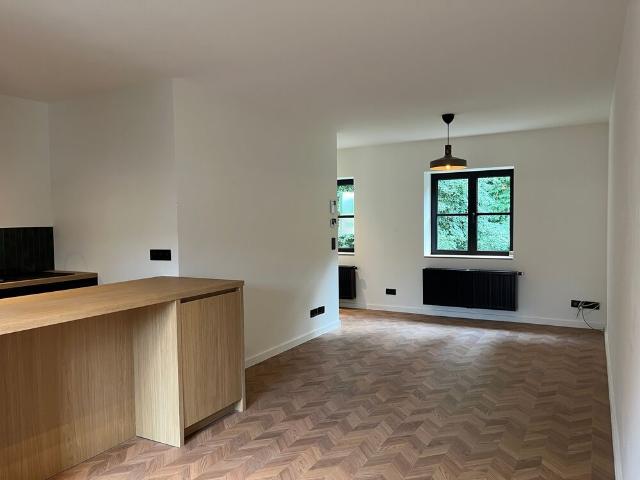 Gerenoveerd duplexappartement met één slaapkamer op uitstekende locatie te Brugge!