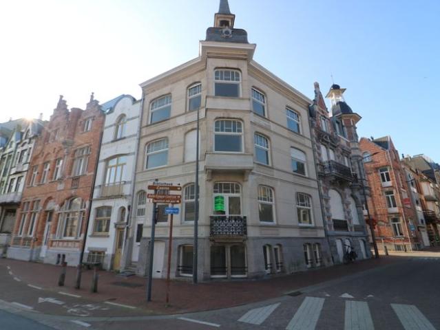Gerenoveerd eclectisch hoekhuis Villa Angèle