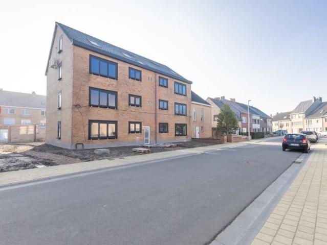 Gerenoveerd gebouw met 7 appartementen en 7 garages