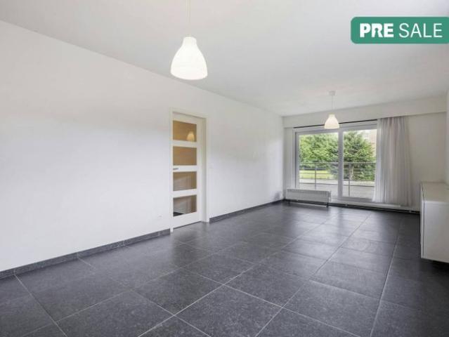 Gerenoveerd gelijkvloers appartement met 2 slaapkamers en te
