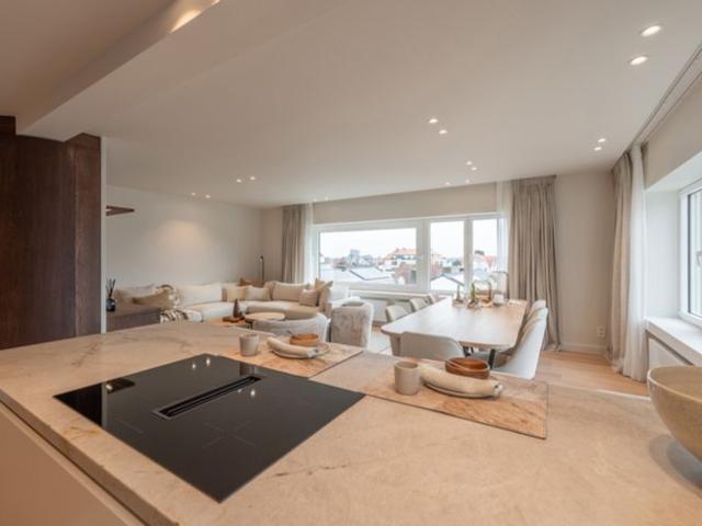 Gerenoveerd hoek appartement vlak bij het strand, zongericht