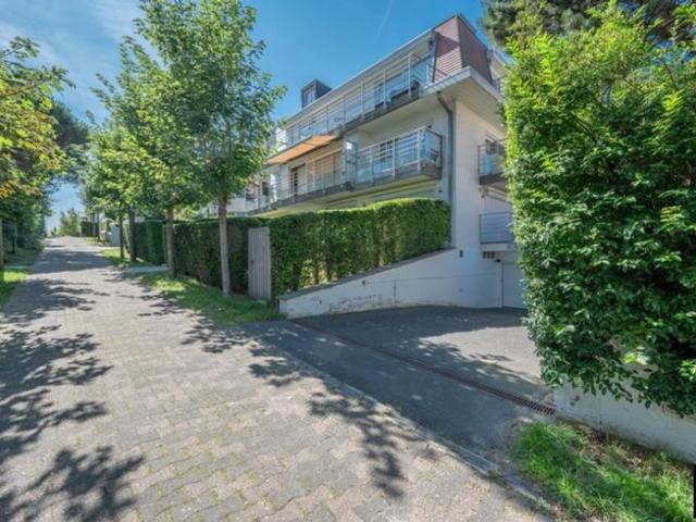 Gerenoveerd hoekappartement gelegen vlakbij de zee en het Al