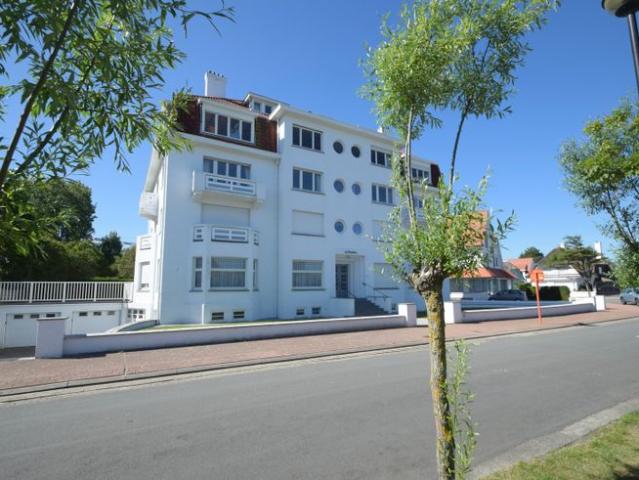 Gerenoveerd hoekappartement, heel rustig gelegen te Knokk.
