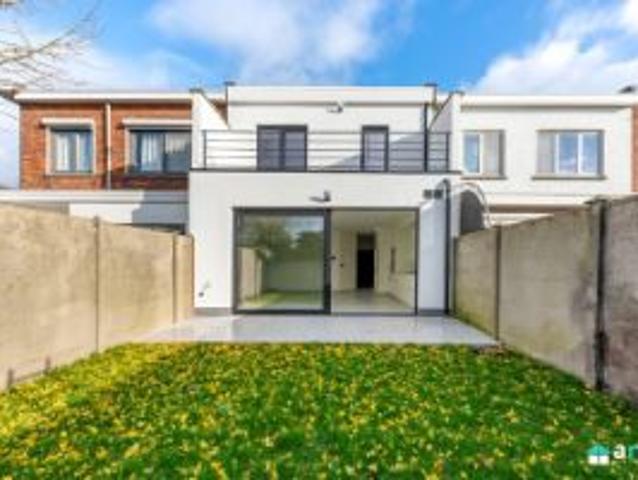 GERENOVEERD HUIS MET 3 SLPK + GARAGE + TUIN