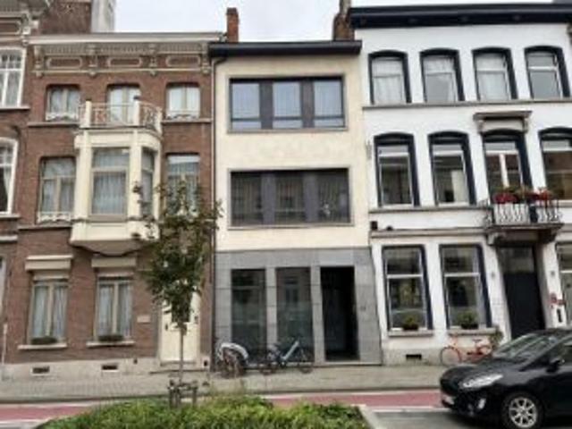 Gerenoveerd met 2 goed verhuurde appartementen, tuin !
