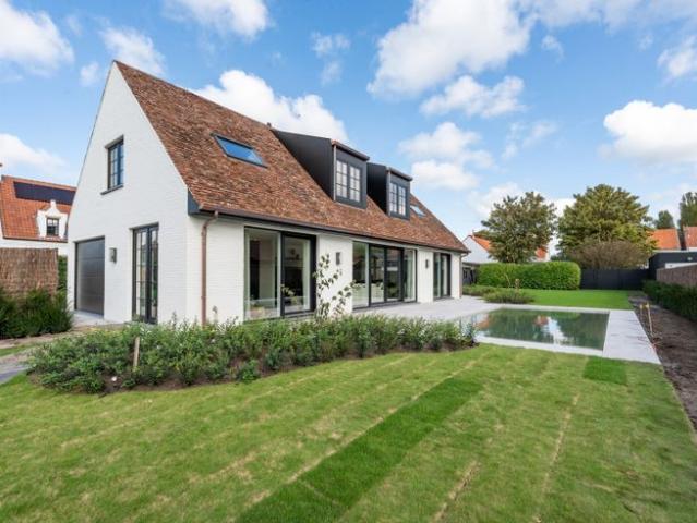Gerenoveerde alleenstaande villa te koop in Knokke vlakbi.