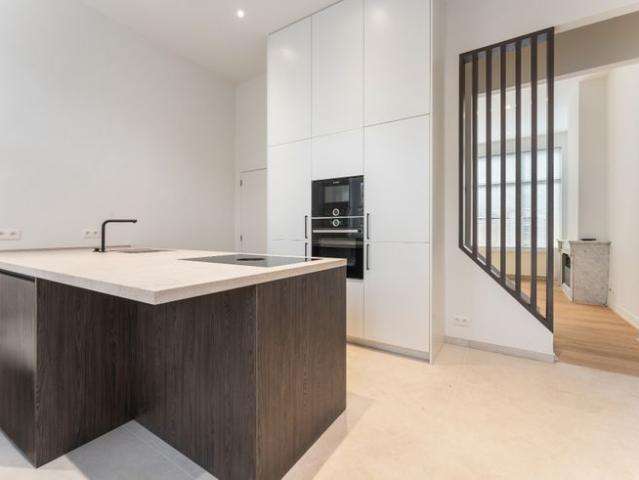 Gerenoveerde karakterwoning met terras aan het water op A.