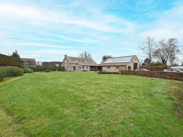 Gerenoveerde hoeve met 22.828m² grond