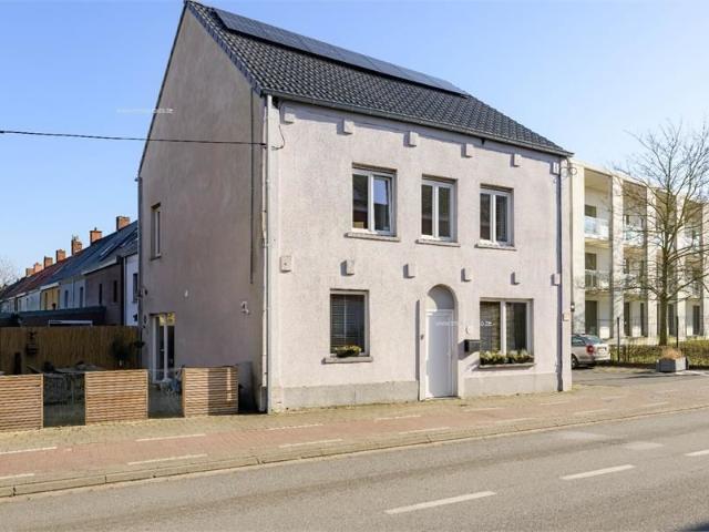 GERENOVEERDE HALF OPEN WONING 2020 MET 4 SLPKS | TUIN /PARKEERPLAATS