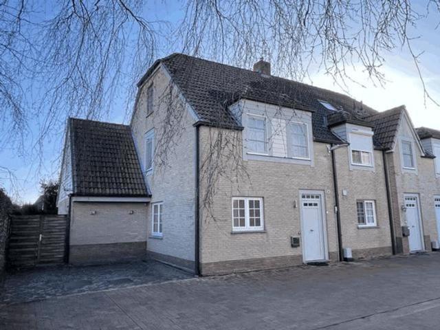 Gerenoveerde half open woning in een residentiële wijk