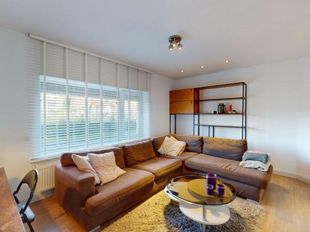Gerenoveerde halfopen woning met 3 slaapkamers, garage en.