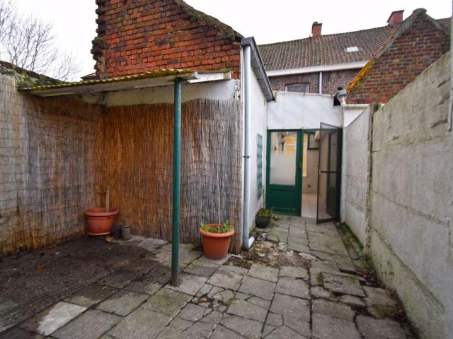 KNUSSE RIJWONING AAN DE RAND VAN HET STANDSCENTRUM