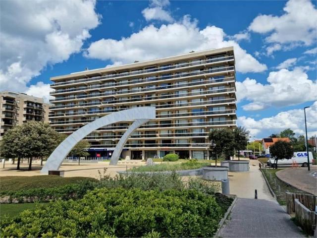 GERENOVEERDE STUDIO MET SLAAPHOEK EN ZONNETERRAS EN ZIJDELINGS ZEEZICHT GELEGEN OP DE PRACHTIGE LEOPOLD I ESPLANADE TE DE PANNE