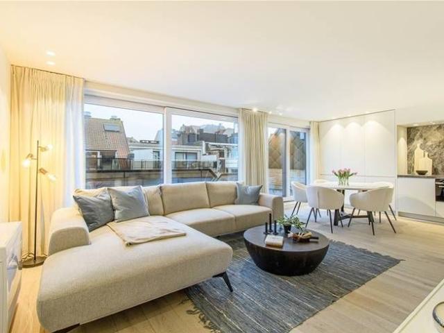 Gerenoveerde penthouse met groot zonne terrassen op 20 meter