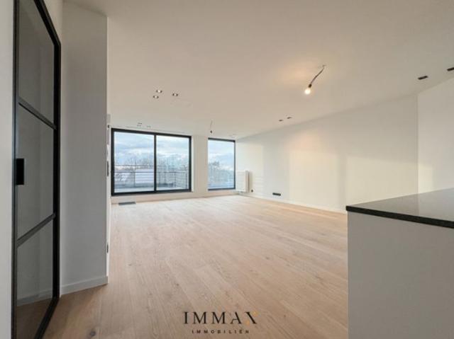 Gerenoveerde penthouse met ruim zongericht terras