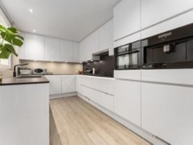 Gerenoveerde rijwoning met 5 slaapkamers parallel tov de Ze…
