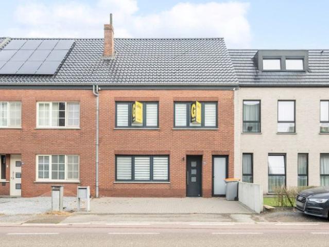 Gerenoveerde rijwoning met vier slaapkamers en tuintje vlak