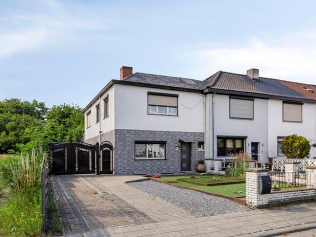 Gerenoveerde woning met 4 slaapkamers, veranda en zwembad