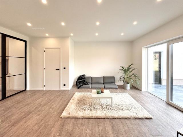 GERENOVEERDE WONING MET GROTE GARAGE