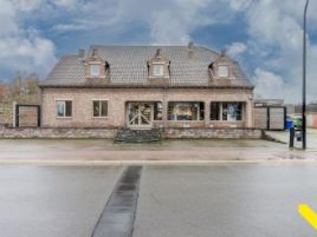 Gerenoveerde woning met magazijn
