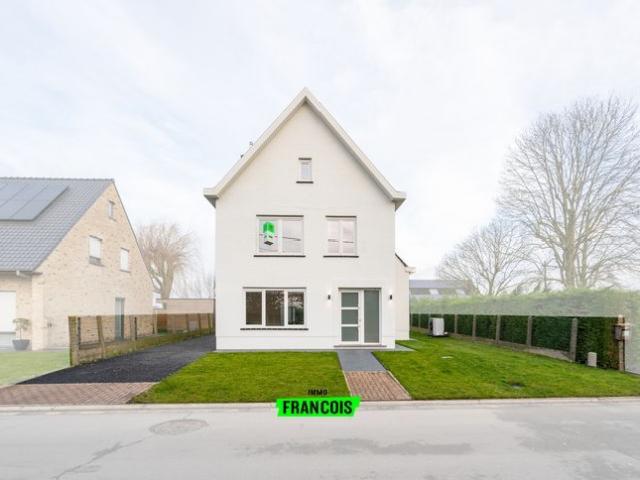 Gerenoveerde villa met 3 slaapkamers en 2 badkamers in Roes…