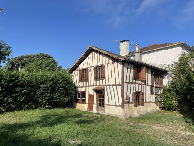 GERS—PROCHE MONTREAL DU GERS—MAISON EN COLOMBAGE AVEC JARDIN