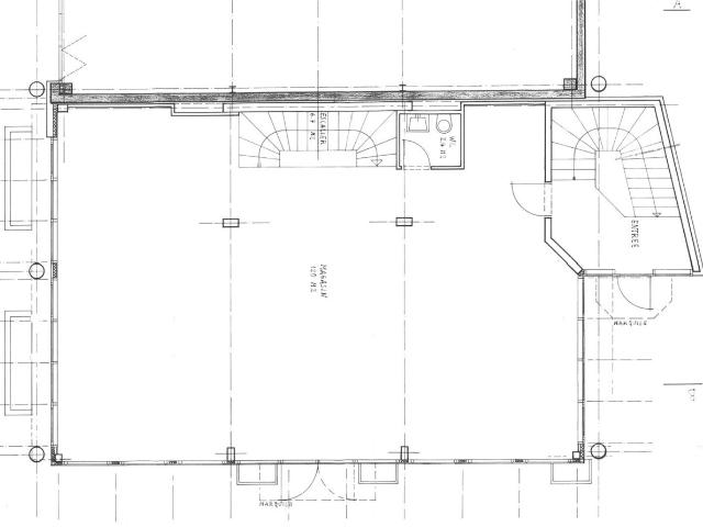GESCHÄFTS ODER VONTRÄGERSCHLOSSEREI MIT VITRINEN VON GESCHÄFTSTERRAIN VON 131 M² IM ERDGESCHOSS