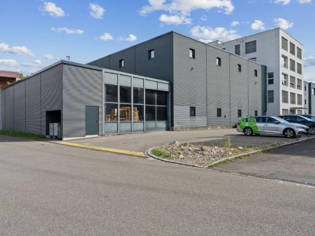 Geschäftshaus mit 10 m Hochregallager und 800 m2 Büro zentral im Mittelland