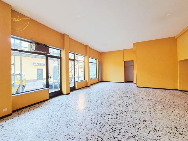 GESCHÄFTSLOCAL MIT VITRINE IM ZENTRUM VON CHIASSO