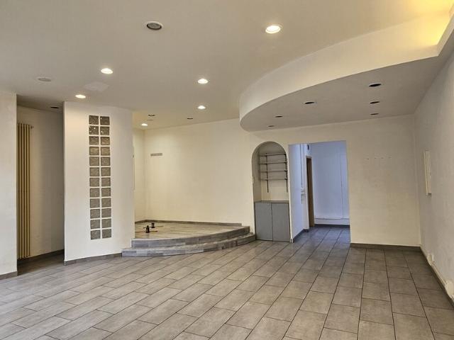 GESCHÄFTSLOCAL MIT VITRINE IM ZENTRUM