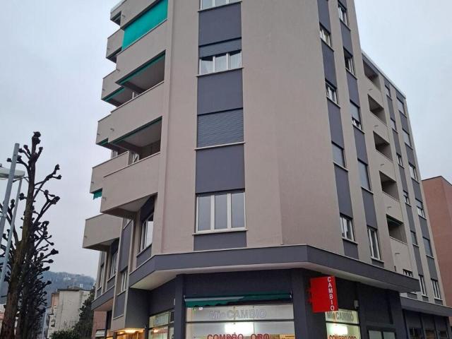 GESCHÄFTSLOCAL MIT VITRINE IN CHIASSO