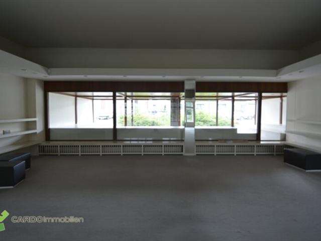 Geschäftslokal mit Parkplätzen und Wohnung