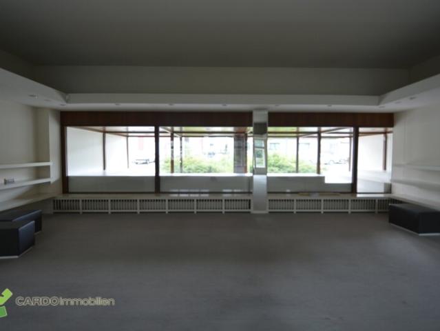 Geschäftslokal mit Parkplätzen und Wohnung