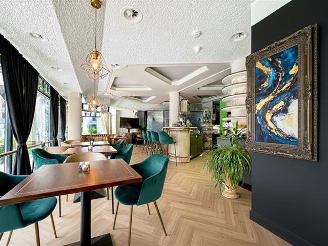 Geschäftsräume mit Terrasse