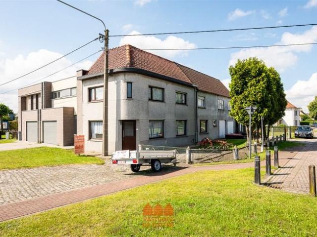 Gesloten bebouwing met 3 slaapkamers en 2 grote garages