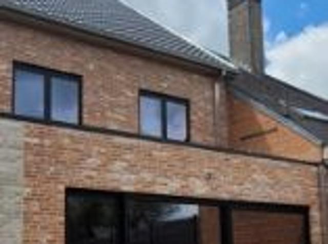 GESLOTEN NIEUWBOUWWONING MET 3 SLAAPKAMERS